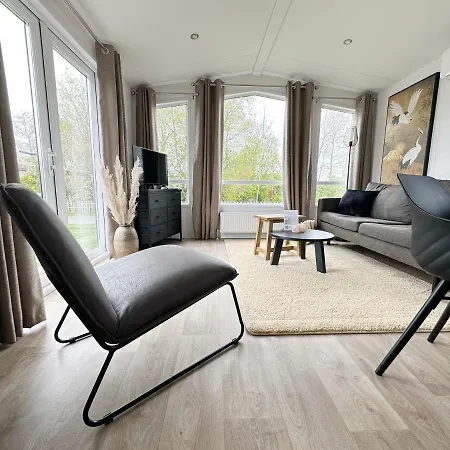 527 Op Recreatiepark De Wielen Chalet *